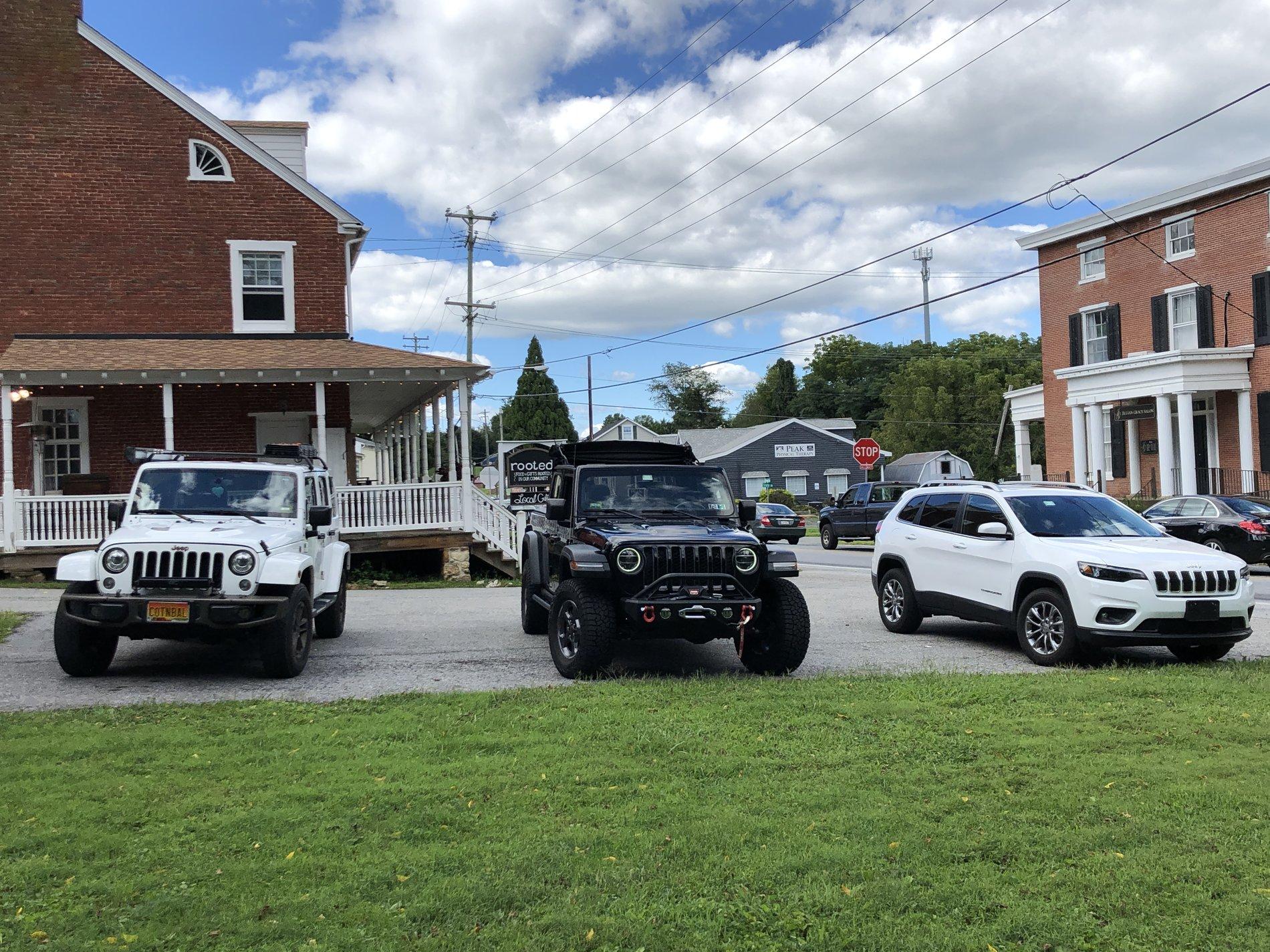 Jeep Gladiator Jeeps Parking Next To Jeeps 5C6CE780-B0BF-476D-8B7A-37C19629A172