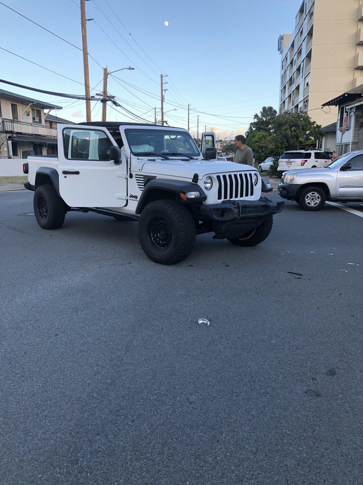 Jeep Gladiator Got hit! 62045387258__D0FFF61D-7A2D-46E3-AA96-14BCDB467A4F.JPG