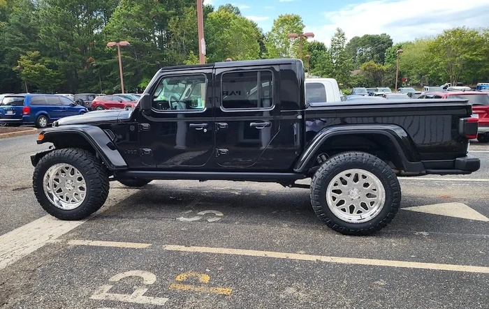 The wife's new Gladiator RubX build