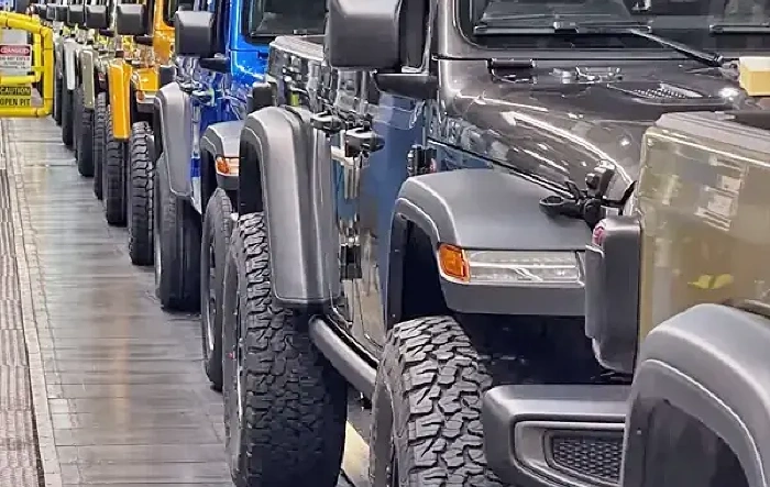 35" package Gladiator spotted on 2027 Gladiator assembly line? 👀🕵🏻‍♂️