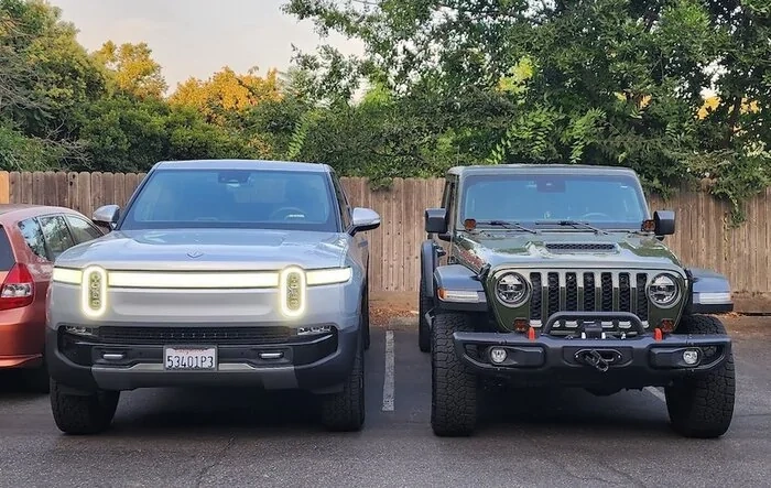 Gladiator Mojave vs Rivian R1T (Photo Comparison)