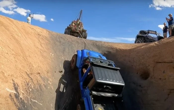 [Updated w/ recovery video] Jeep Gladiator shears off a wheel climbing Devil’s Hot Tub @ Moab